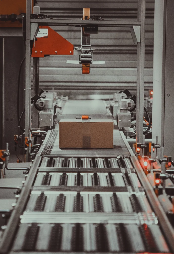 Paket in der Verpackungsanlage beim Pick and Pack